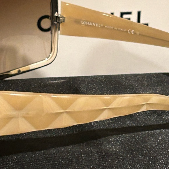 Chanel Quilted Tortoise Shell Sunglasses… Authentic.. Rare!….. EUC - Picture 4 of 9